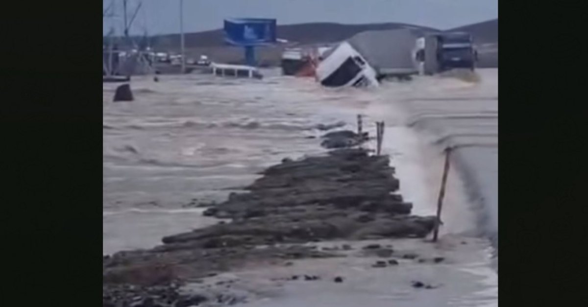 КамАЗ и три грузовика ушли под воду в Карагандинской области