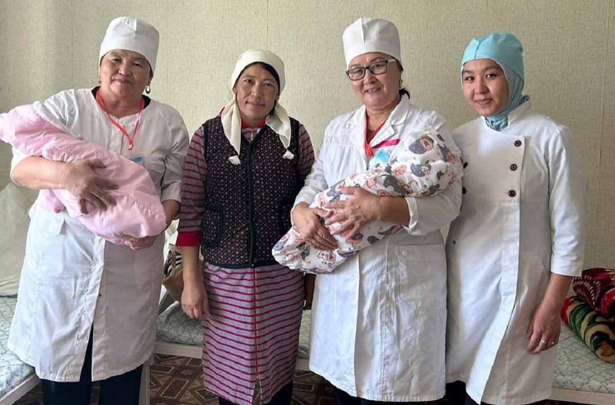 Двойняшки родились в подтопленном поселке Актюбинской области
