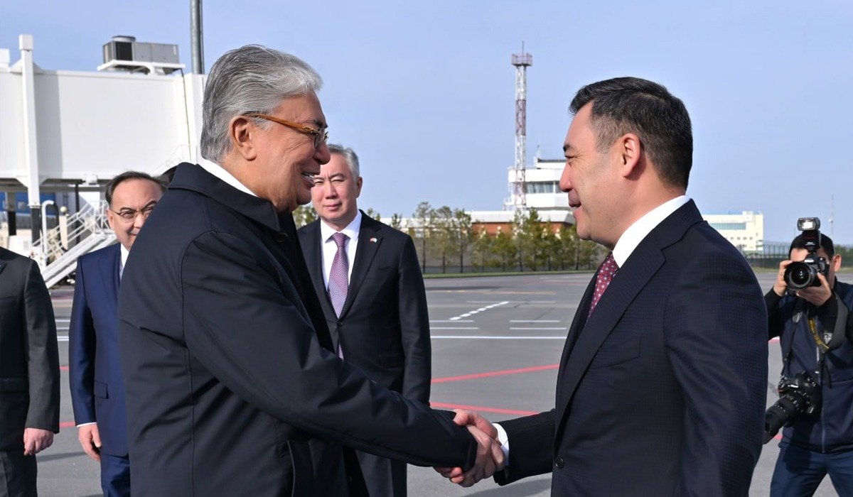 Токаев встретил в столичном аэропорту президента Кыргызстана