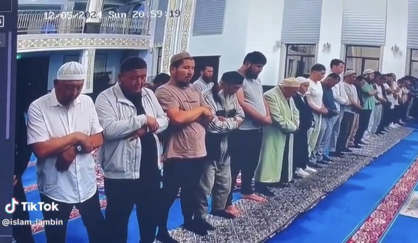 Мужчину начали избивать во время намаза в мечети Шымкента