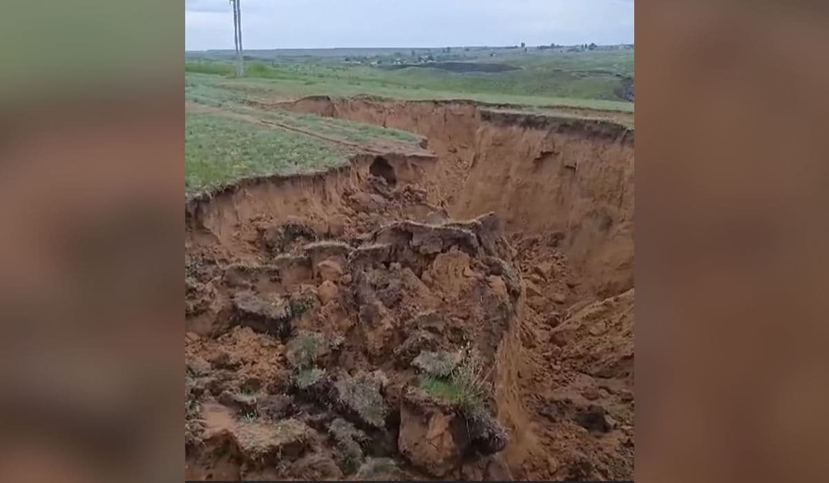 В Акмолинской области образовался провал в земле