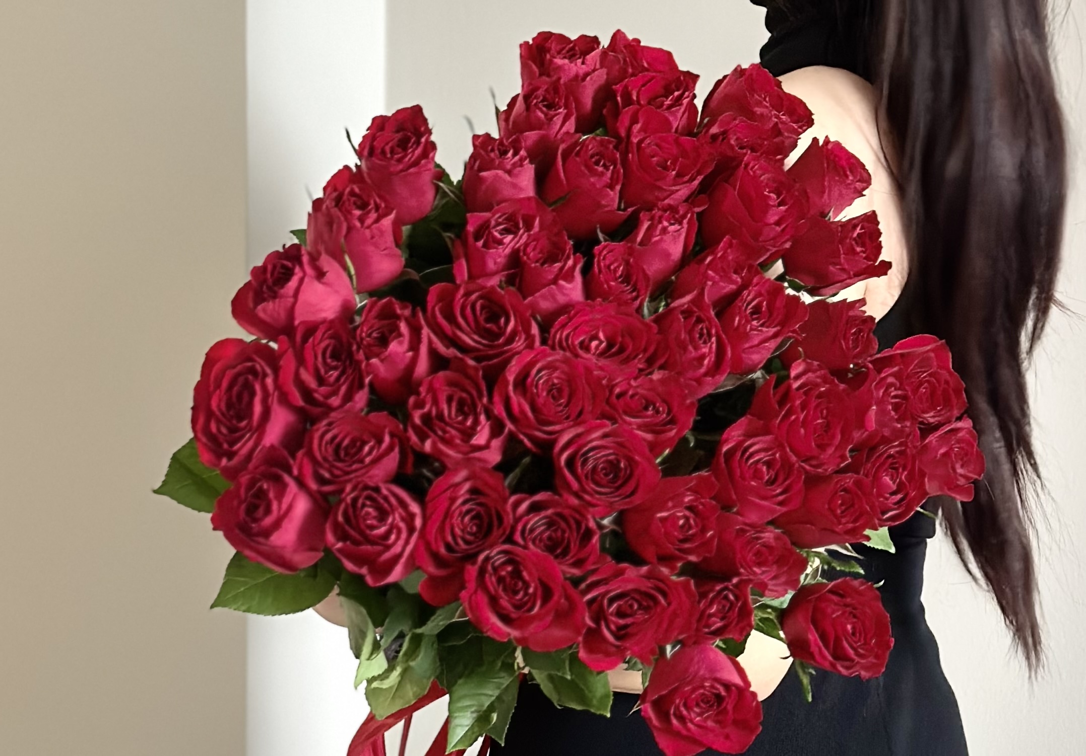 Романтик купил букет цветов своей девушке за фальшивые деньги в Караганде