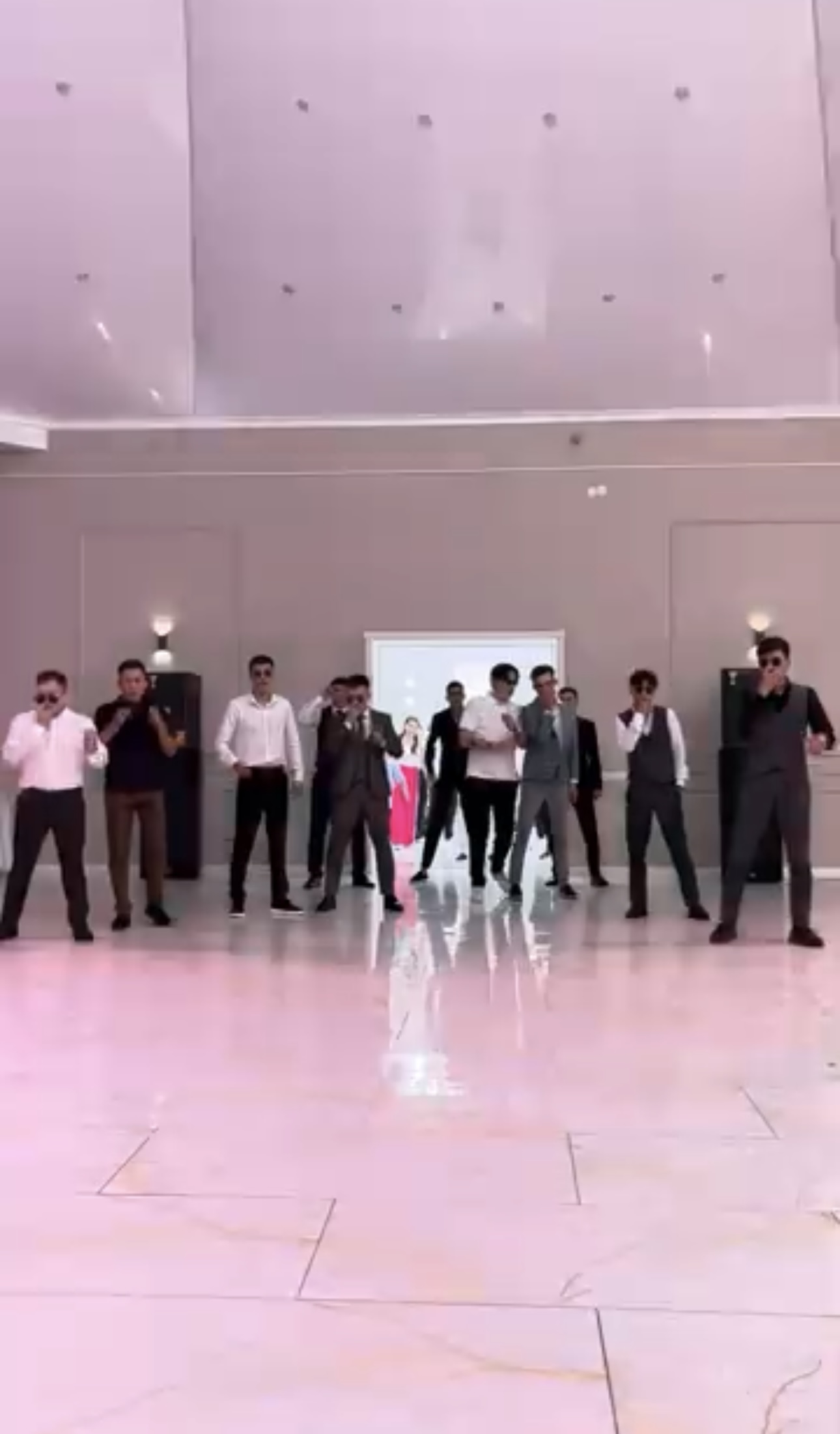 «Казахи как всегда на высоте»: танец друзей жениха восхитил пользователей соцсетей