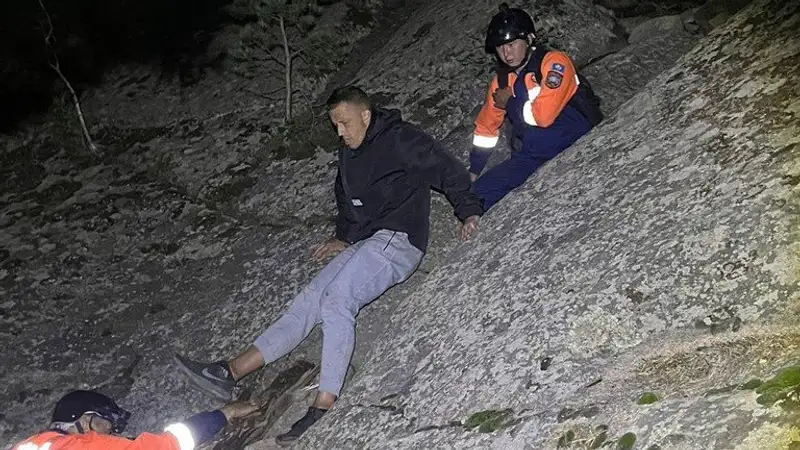 Травмировался во время спуска с горы: спасатели спасли мужчину в Кокшетау