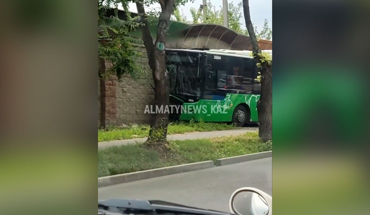 Грузовик столкнулся с пассажирским автобусом в Алматы: есть пострадавшие