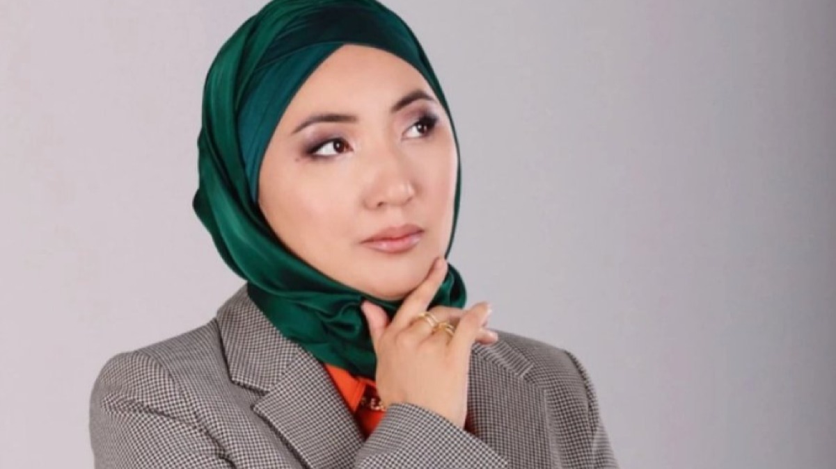 «Орамалыңызды шешіп келесіз бе?»: Хиджабтағы Сара Тоқтамысова теледидарға шығу қиын екенін айтты