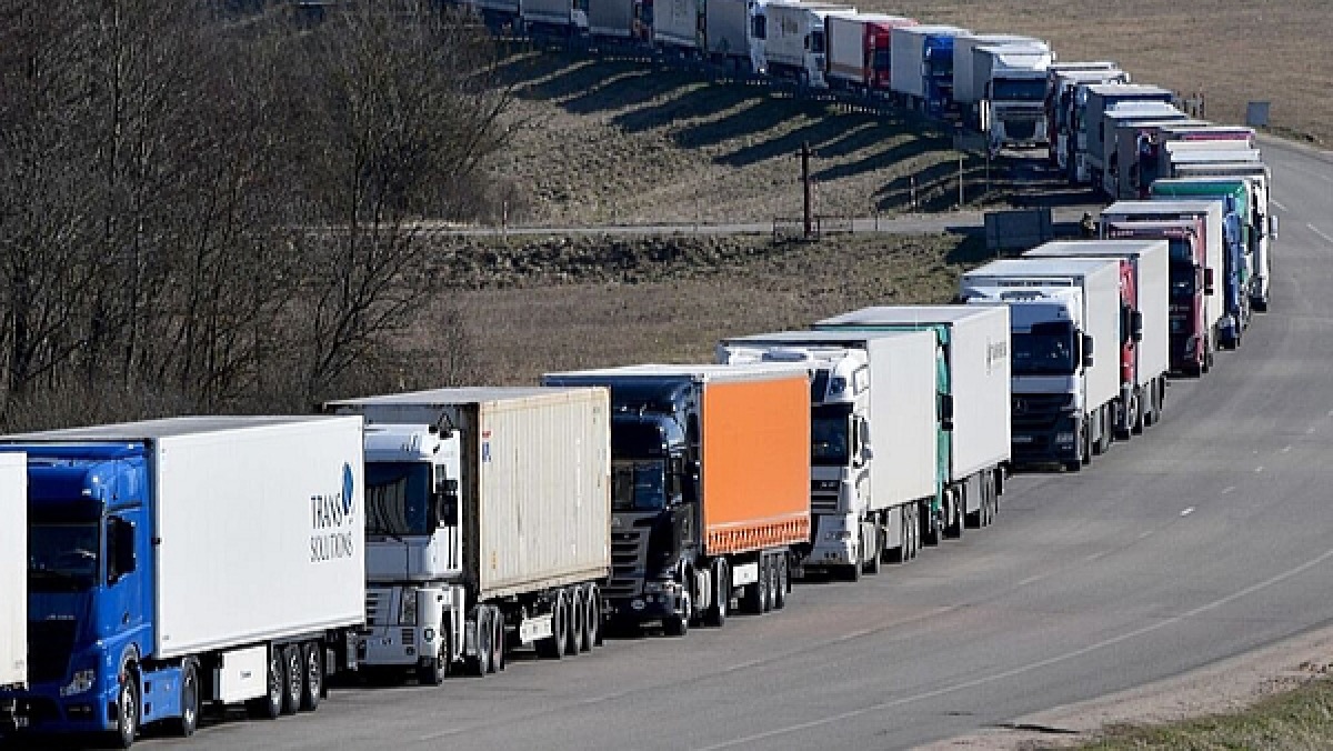 На границе Казахстана и России образовался затор из грузовиков