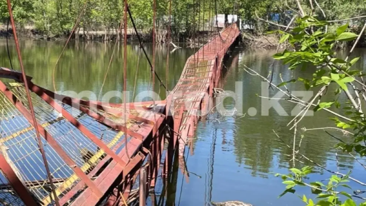 Рабочий утонул во время ремонта пешеходного моста в Уральске