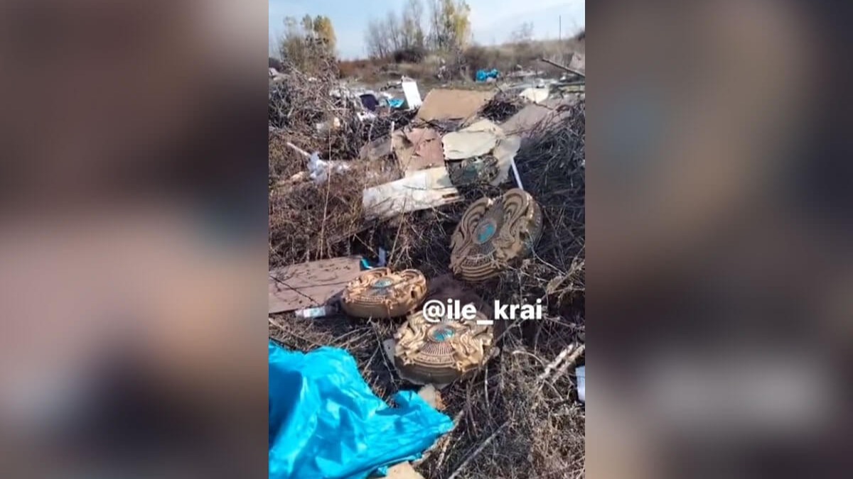 Желіде Талғар маңындағы ауылда қоқыста жатқан Елтаңбалардың видеосы тарады