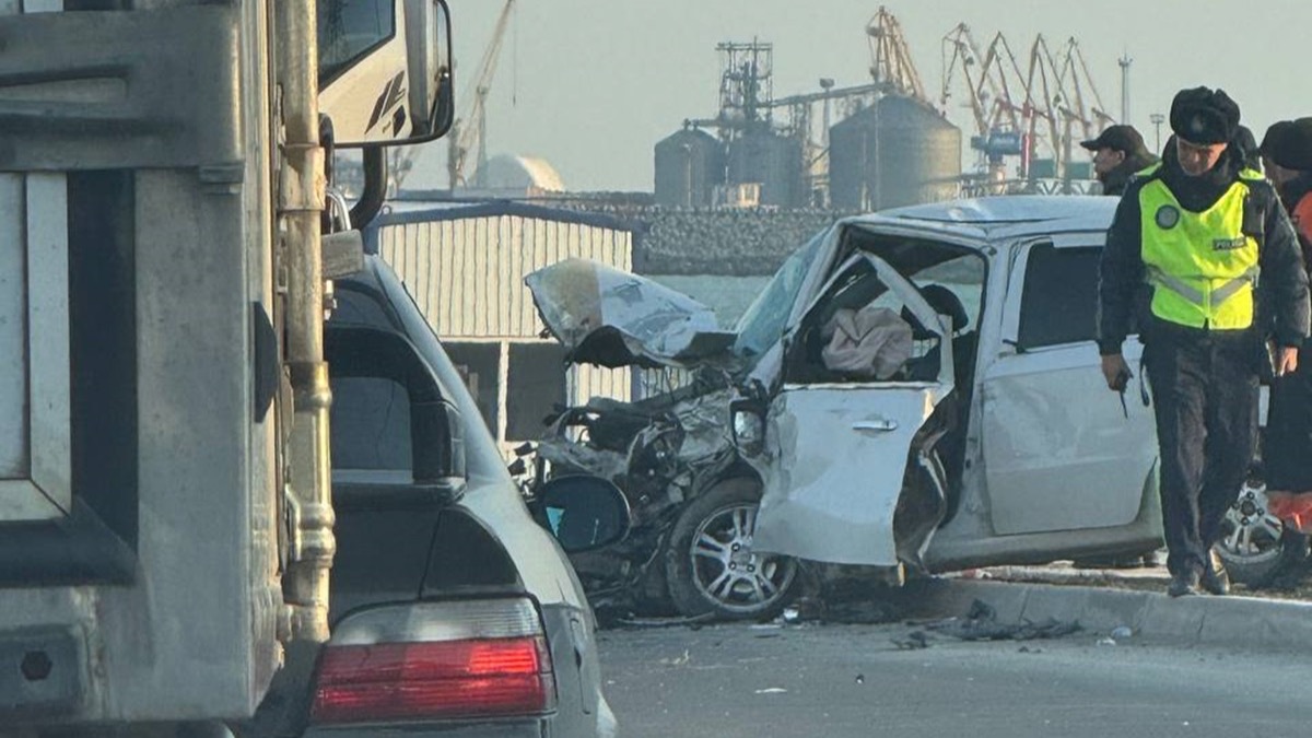 При лобовом столкновении автомобилей пострадали три человека в Актау 