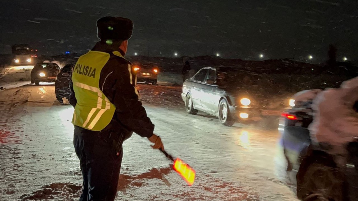 Более 200 грузовых авто скопились на дорогах Туркестанской области из-за непогоды