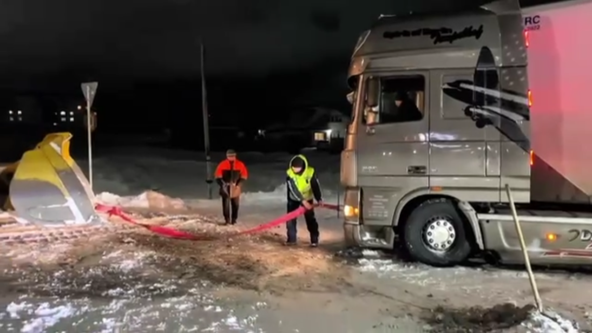 70 автомобилей оказались в снежном плену в области Абай 