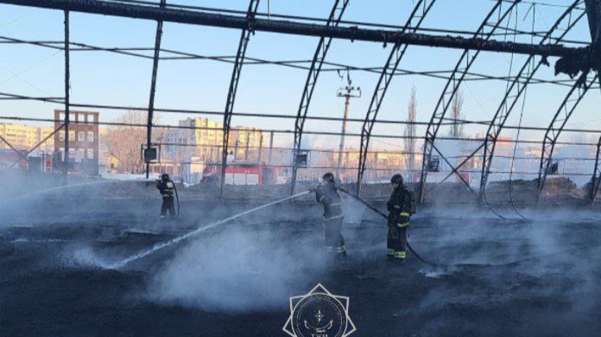 Спасатели МЧС ликвидировали пожар на стадионе в Петропавловске