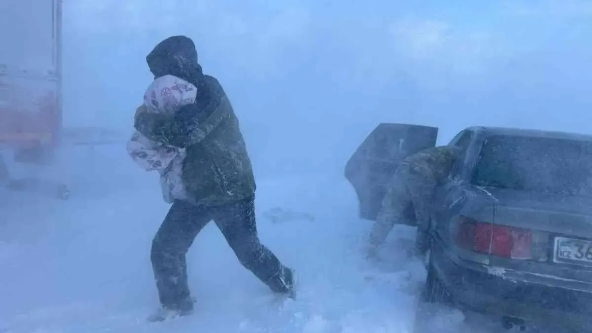 Жамбыл облысында 18 ауылда жарық сөніп, мыңнан аса көлік жолда қалды