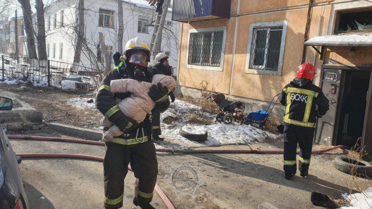 12 человек спасли пожарные из многоквартирного дома в Павлодаре 